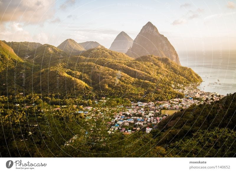 Pitons Saint Lucia Landschaft Berge u. Gebirge Vulkan Meer grün St. Lucia Karibik Soufrière Sonnenuntergang Farbfoto Gedeckte Farben Außenaufnahme