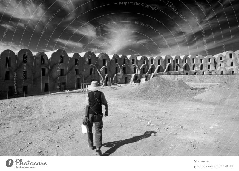 High Noon Tunesien Siesta Kulisse Baustelle Cirrus Wolken Einsamkeit Mann Arbeiter Mittag Lehm Architektur Afrika Ghorfa High noon Star Wars Set Schatten