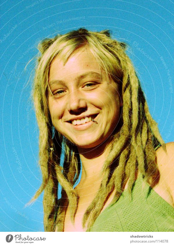 smile Frau Rastalocken blond Haare & Frisuren Reggae Stil alternativ Porträt Laune gut Fröhlichkeit Mensch lachen Funky Himmel Auge Mund Nase