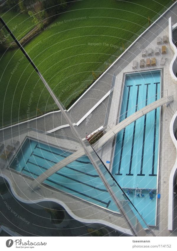 Pool-Origami Schwimmbad Steg Reflexion & Spiegelung Wand Gras grün Erholung Wellness Architektur Wassersport Eisenbahn blau Brücke Reflektion Glas Sport