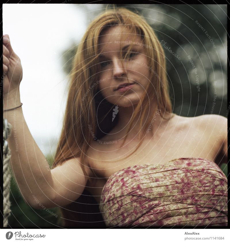 pZ2 | Vici Spielen Garten Junge Frau Jugendliche Gesicht 18-30 Jahre Erwachsene Schönes Wetter Pflanze Kleid brünett langhaarig Seil beobachten Blick ästhetisch