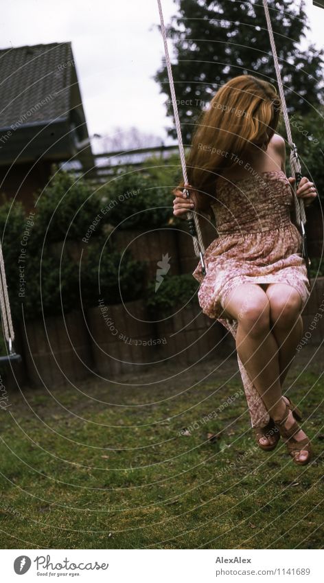 pZ2 | Vici an der Schaukel Spielen schaukeln Garten Seil Junge Frau Jugendliche Haare & Frisuren Beine 18-30 Jahre Erwachsene Schönes Wetter Baum Sträucher