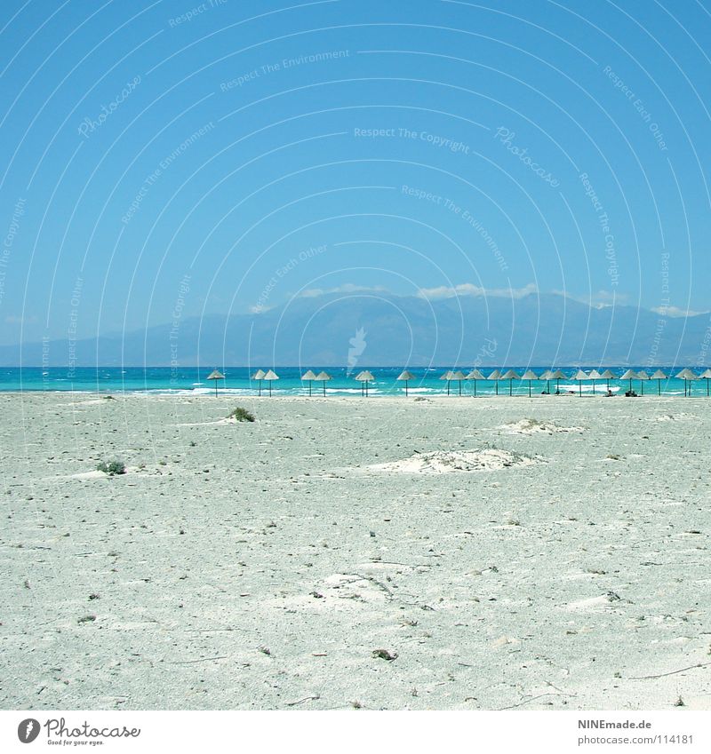 UrlaubsTräume Strand Sommer Physik Ferien & Urlaub & Reisen Sonnenschirm Holz himmelblau Kreta Einsamkeit leer ruhig Urlaubsstimmung Griechenland Wellen Meer