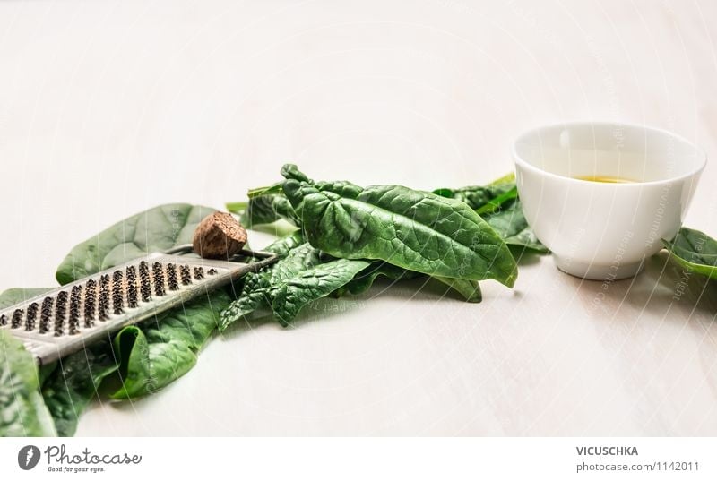 Spinat , Öl und Reibe mit Muskatnuss Lebensmittel Gemüse Salat Salatbeilage Kräuter & Gewürze Ernährung Mittagessen Abendessen Bioprodukte