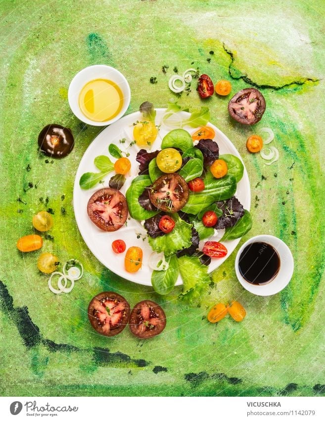 Salat mit Tomaten Variationen und Dressings Lebensmittel Gemüse Salatbeilage Kräuter & Gewürze Öl Ernährung Mittagessen Festessen Bioprodukte