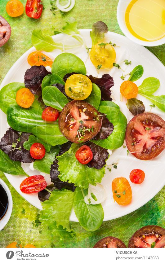 Bunter Sommersalat mit Tomaten Lebensmittel Gemüse Salat Salatbeilage Kräuter & Gewürze Öl Ernährung Mittagessen Bioprodukte Vegetarische Ernährung Diät Teller