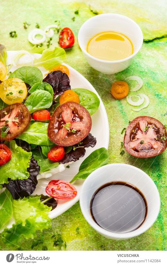 Tomatensalat mit verschiedenen Dressings Lebensmittel Gemüse Salat Salatbeilage Kräuter & Gewürze Öl Ernährung Mittagessen Festessen Bioprodukte