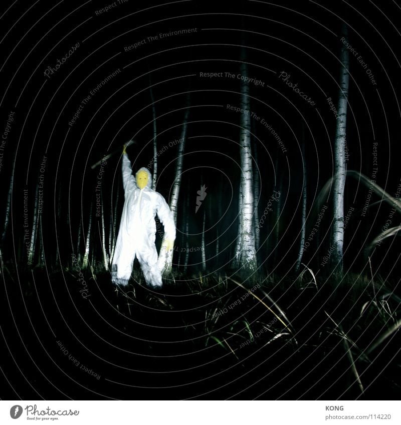 who's king now ? gelb grau grau-gelb Wald Anzug Schutzanzug verrückt Nacht Langzeitbelichtung Birke Axt Vorgesetzter gruselig grell dunkel gefährlich Monster