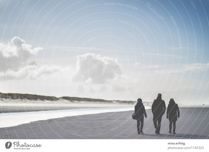 Die Drei vom Deich. 3 Mensch 13-18 Jahre Jugendliche 18-30 Jahre Erwachsene wandern dunkel hell stand Düne Nordsee reine Luft deutlich Menschengruppe