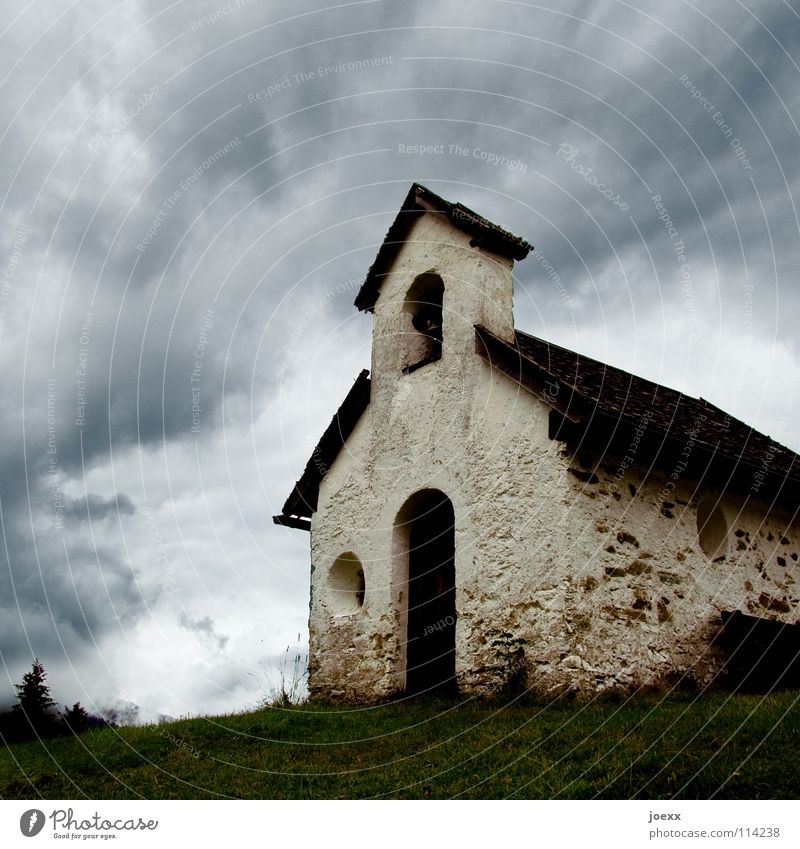 Letztes Gebet aufsteigen schlechtes Wetter Dorfkirche dramatisch eng Religion & Glaube Glocke Gras Haus Hügel Katholizismus klein Regen Rundfenster Wiese Wolken