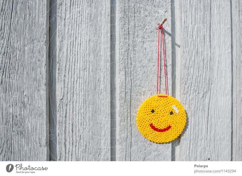Smiley an einer Wand Stil Freude Glück Gesicht Tisch Business Mund Zeichen Lächeln Liebe frisch lustig natürlich niedlich gelb rot Kreativität Tradition Perlen