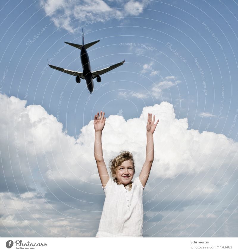 Reiselust Ferien & Urlaub & Reisen Tourismus Freiheit Sommerurlaub Mensch Mädchen 1 8-13 Jahre Kind Kindheit Himmel Wolken Luftverkehr Flugzeug