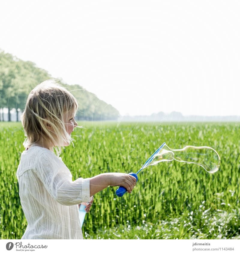 Soap Bubbles Freizeit & Hobby Spielen Freiheit Mensch feminin Mädchen 1 3-8 Jahre Kind Kindheit Umwelt Natur Landschaft Pflanze Himmel Frühling Sommer