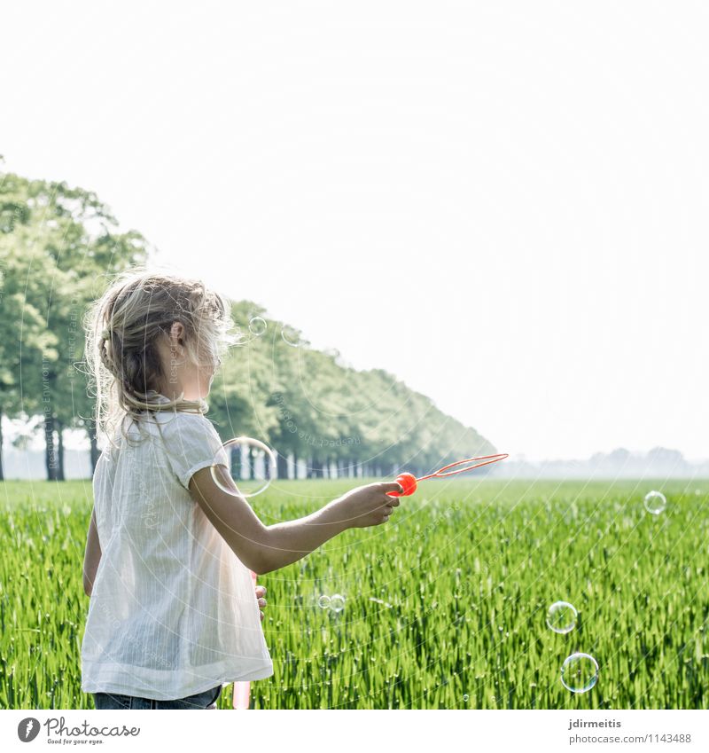 Soap Bubbles Freizeit & Hobby Spielen Mensch feminin Kind Mädchen 1 8-13 Jahre Kindheit Umwelt Natur Landschaft Pflanze Schönes Wetter Baum Gras Park Wiese Feld