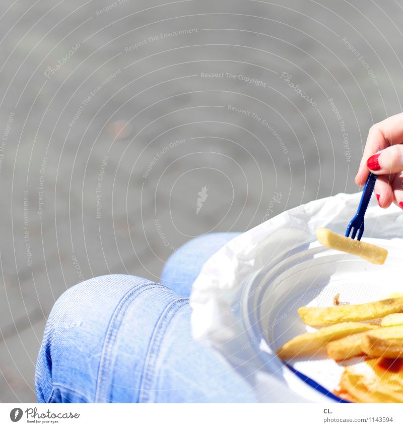 mampfifalten Lebensmittel Ketchup Pommes frites Ernährung Essen Mittagessen Teller Gabel Nagellack Mensch feminin Frau Erwachsene Finger 1 Schönes Wetter lecker