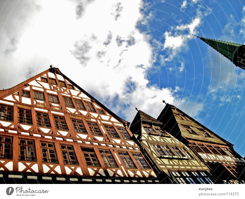 Häuserwand. Haus Wolken Fachwerkfassade Frankfurt am Main Fenster Kirchturm weiß Handwerk Römerberg historisch Himmel blau alt Frankfurter-Römer Spitze