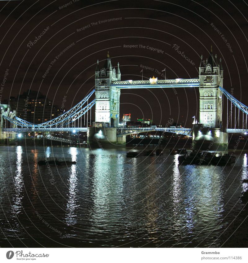 Tower Bridge in kaltem Licht London Themse Nacht dunkel Städtereise Ausflug Spaziergang Stadt Europa König Wasserfahrzeug Ferien & Urlaub & Reisen gehen