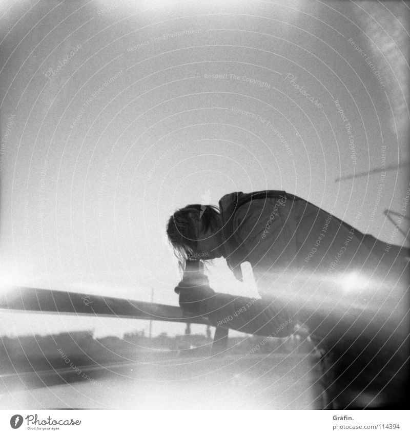 bei der "Arbeit" Selbstportrait Fotografieren Lichteinfall Hafencity Oktober Kran Gebäude Baustelle Handschuhe schießen Konzentration Lomografie