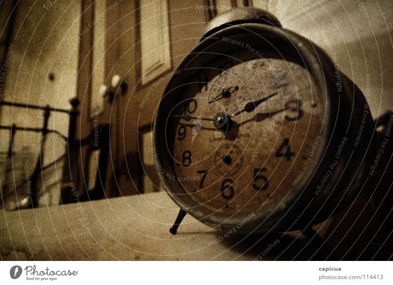 Time Makroaufnahme Nahaufnahme Schlafzimmer verfallen Trauer Verzweiflung old rusty watch age grain clock numbers abandoned inside indoors