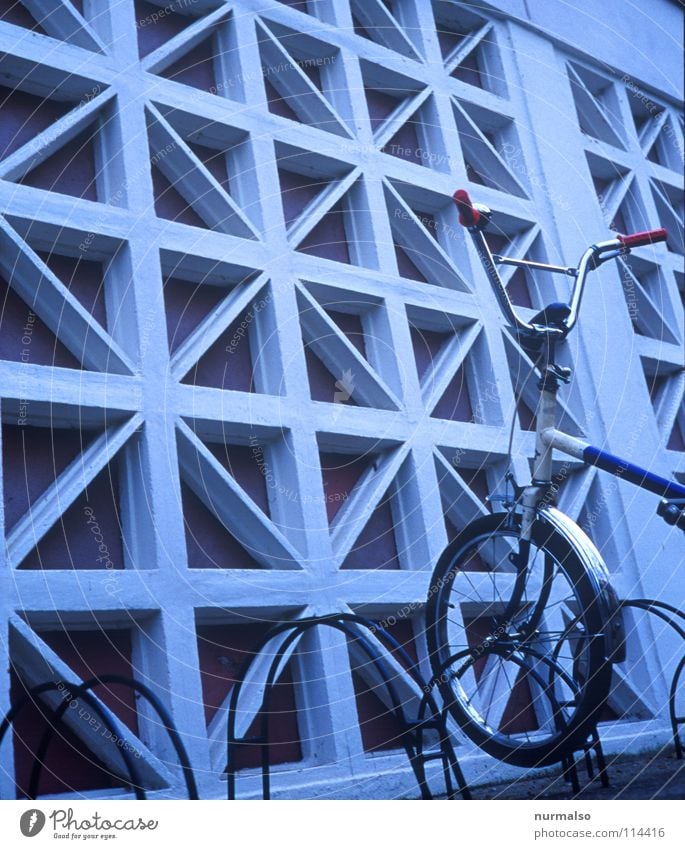 mini - Stopp Fahrrad Wand Mauer Fahrradständer Ostalgie Klapprad stoppen Halt Neubau Ornament Sichtschutz weiß Schutzblech Speichen Fahrradklingel Griff rot
