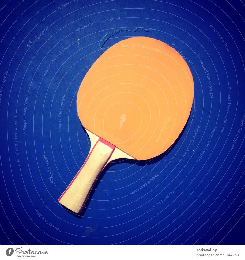 antitopspin mit noppen Sport Tischtennisschläger Holz Kunststoff blau orange Komplementärfarbe Tischtennisplatte Farbfoto mehrfarbig Außenaufnahme Freisteller