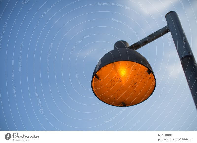 Leuchte Technik & Technologie Energiewirtschaft alt retro rund Stadt blau orange Lampe Lampenschirm Lampenlicht Lichtschein Beleuchtung Kunstlicht Laterne