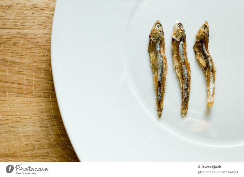 Drei Engel für Charly 3 Trockenfisch Katzenfutter Diät zählen trocknen Delikatesse Feinschmecker Meeresfrüchte Teller Holz Schneidebrett Gastronomie