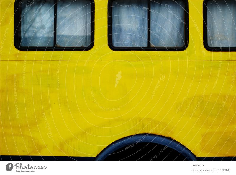 Schlafwagen Wagen Fenster Gardine Fahrzeug KFZ gelb Strukturen & Formen gemalt Reflexion & Spiegelung Baum Stahl Blech Wohnmobil Mobilität schlafen Camping