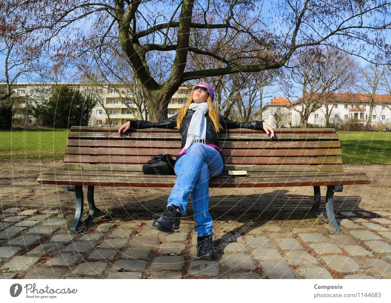 Frau genießt Sonne auf Parkbank Freude harmonisch Wohlgefühl Zufriedenheit Erholung ruhig Freizeit & Hobby feminin Junge Frau Jugendliche Erwachsene Leben 1