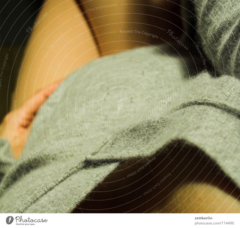 durcheinandergebracht [alt] = messed ausgestreckt Oberfläche Oberflächenspannung zart weich ruhig schlafen Pullover T-Shirt Schlafanzug Nacht träumen Erwartung