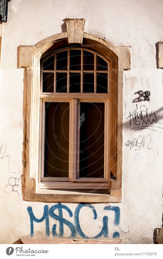 29a Häusliches Leben Schönes Wetter Haus Mauer Wand Fenster Hausnummer Graffiti alt dreckig Farbfoto Außenaufnahme Menschenleer Tag Sonnenlicht