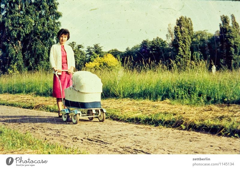 Mutter mit Kinderwagen, 1960 Familie & Verwandtschaft Familienausflug Familienplanung Familienglück verwandt Vergangenheit Kindheit Kindheitserinnerung