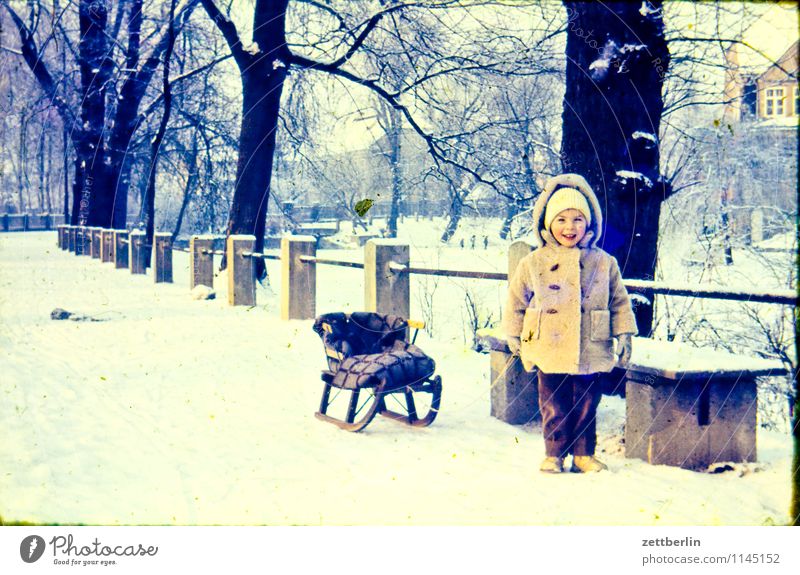 Kind mit Schlitten, Winter 1963 Familie & Verwandtschaft Familienausflug Familienglück verwandt Vergangenheit Kindheit Kindheitserinnerung Erinnerung