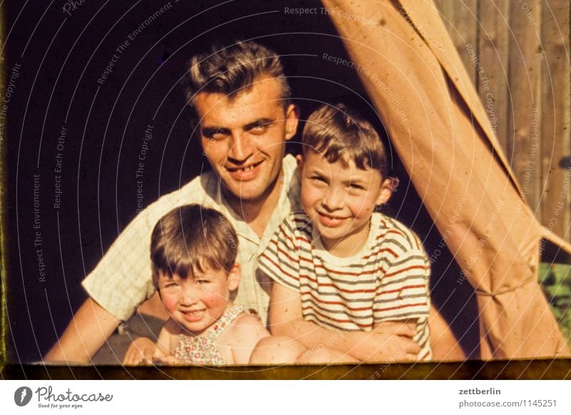 Ein Vater, zwei Söhne Familie & Verwandtschaft verwandt Familienplanung Familienglück Vergangenheit Fünfziger Jahre Sechziger Jahre Mensch Mode Textfreiraum