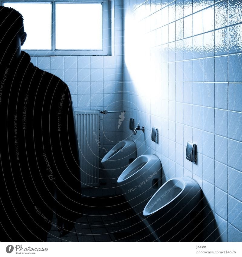 Flasche leer … Rauschmittel Erleichterung Fenster fertig Gegenlicht Heizkörper Herr Herrentoilette Licht Mann offen Öffentliche Toilette urinieren Pissoir