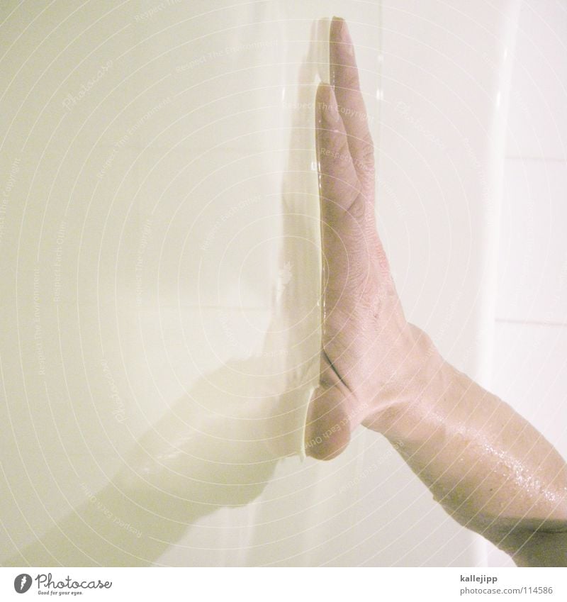 can´t touch this Hand Reflexion & Spiegelung Oberfläche Oberflächenspannung Physik Gewässer Wellness Bad Körperpflege Taufe Tradition nass feucht Seife