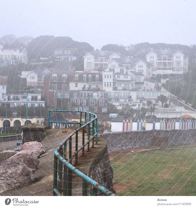Stadt am Meer schlechtes Wetter Nebel Küste Strand England Devon Dorf Kleinstadt Hafenstadt Stadtrand Haus Wohnsiedlung Hangbebauung Hanglage Straße
