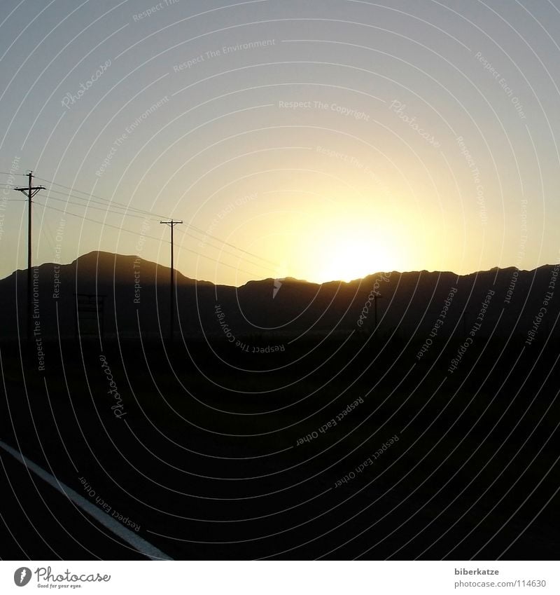 Sun down in the West Sonnenuntergang Sonnenaufgang Strommast Steppe Berge u. Gebirge Himmelskörper & Weltall Nordamerika Ferne Straße Wüste Weste