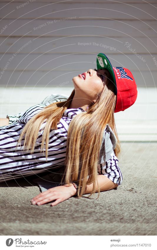 chick feminin Junge Frau Jugendliche 1 Mensch 18-30 Jahre Erwachsene Mode Accessoire Mütze trendy schön einzigartig Farbfoto Außenaufnahme Tag Sonnenlicht