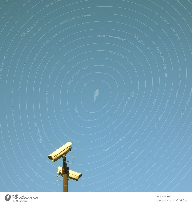 mit dem zweiten sieht man besser! Überwachungskamera grau überwachen Privatsphäre Panik privat Überwachungsstaat 2 Stahl minimalistisch Himmel blau