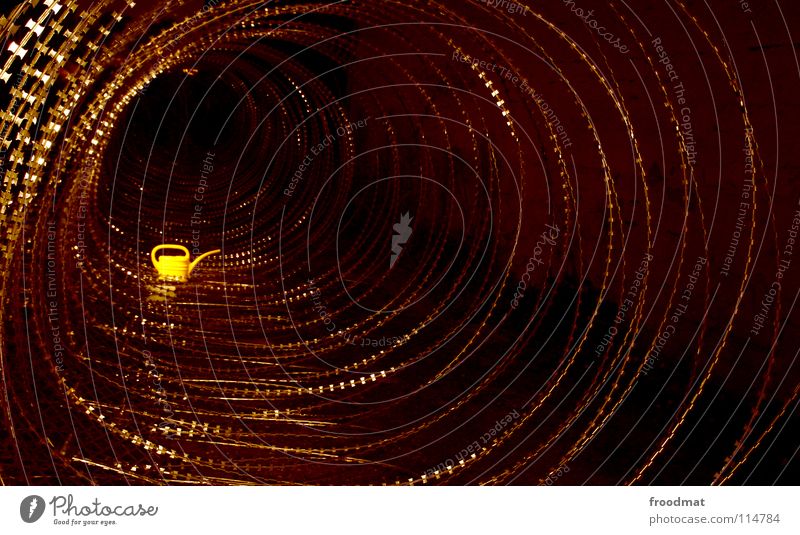 barb wired Cottbus Deutschland Kannen Schichtarbeit Verfall Gießkanne Stacheldraht Kunst Projekt gelb deplatziert Nacht dunkel unheimlich stachelig Tunnel tief