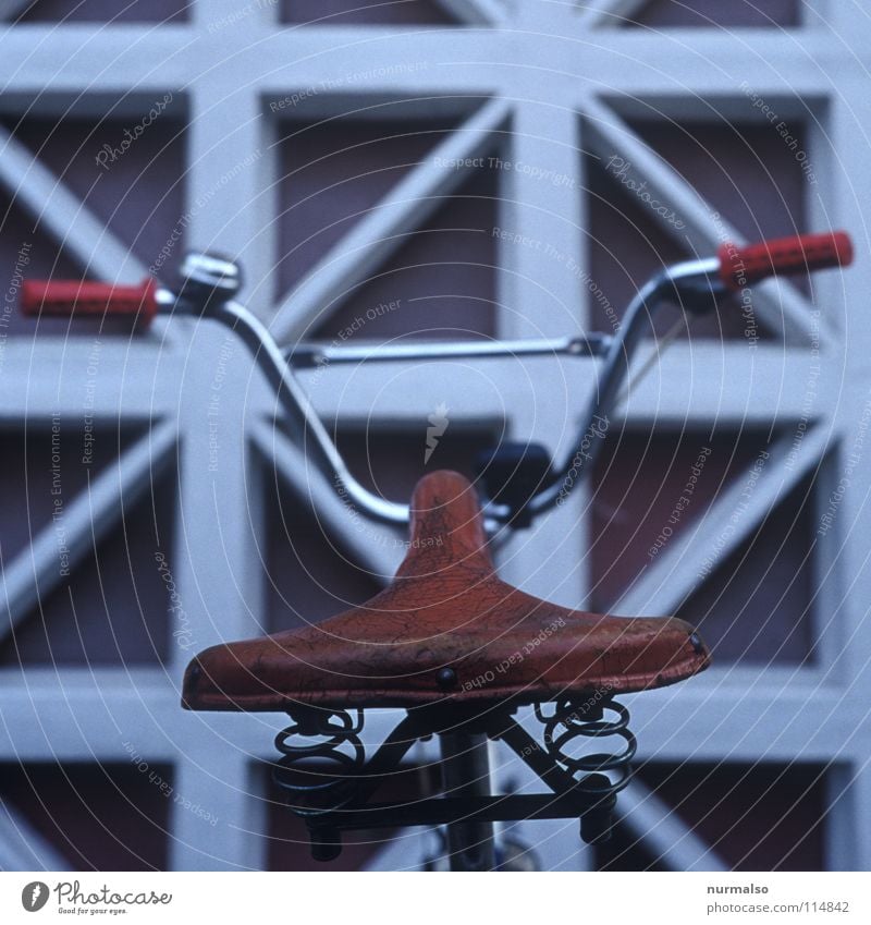 ausgesessen Leder Stoßdämpfer Griff Fahrrad Fahrradständer rot Chrom glänzend Lampe Fahrradlicht Klapprad braun Mauer Geborgenheit Spielen Extremsport obskur