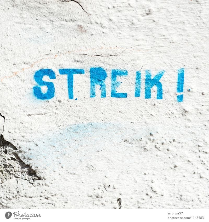 auf Arbeit | Druckmittel Streik Mauer Wand Schriftzeichen Graffiti Stadt blau weiß auffordern Gesetze und Verordnungen Streikrecht Farbfoto Gedeckte Farben