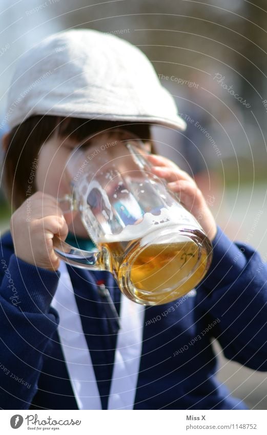 auf der Wiesn Getränk trinken Erfrischungsgetränk Alkohol Bier Glas Veranstaltung Feste & Feiern Oktoberfest Mensch Kind Kleinkind Junge 1 1-3 Jahre 3-8 Jahre