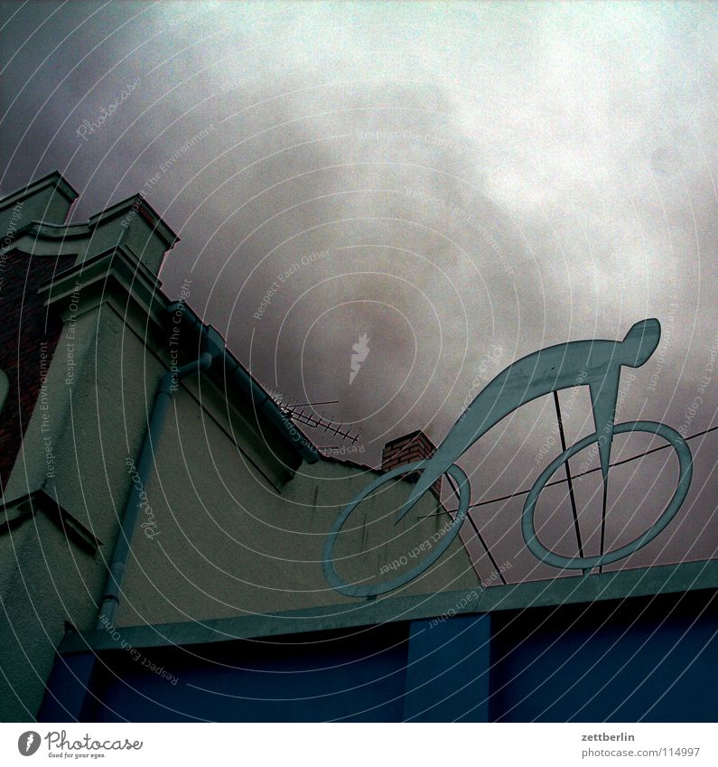 Fahrrad Dach Wolken Regenwolken November Werbung Skulptur Detailaufnahme Dekoration & Verzierung Himmel fahrradladen außenwerbung kunst am bau Fahrradverleih