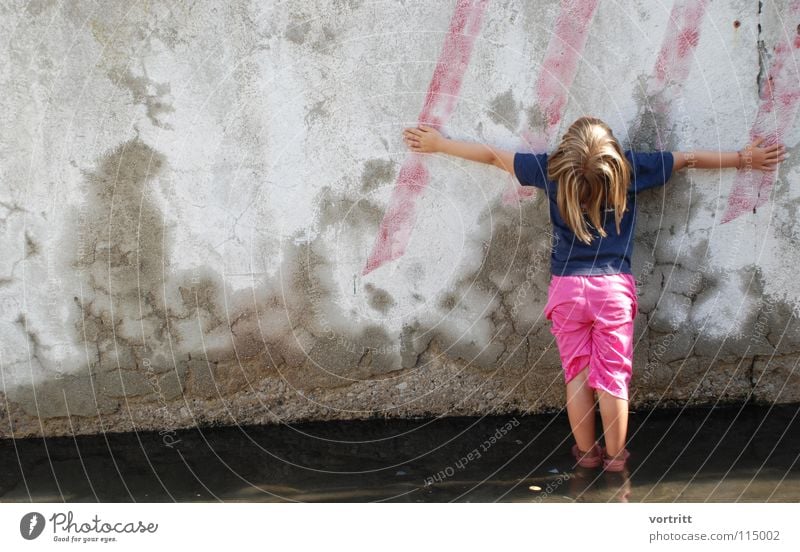 gegen die wand Wand Beton Streifen rosa Mädchen Kind stehen Kunst Stil Sommer Italien Ferien & Urlaub & Reisen Hintergrundbild Kunsthandwerk trashig Wasser