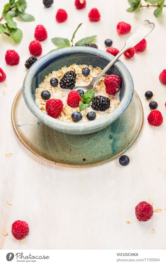 Haferflocken mit Milch und Beeren Lebensmittel Milcherzeugnisse Frucht Getreide Dessert Ernährung Frühstück Bioprodukte Vegetarische Ernährung Diät Geschirr