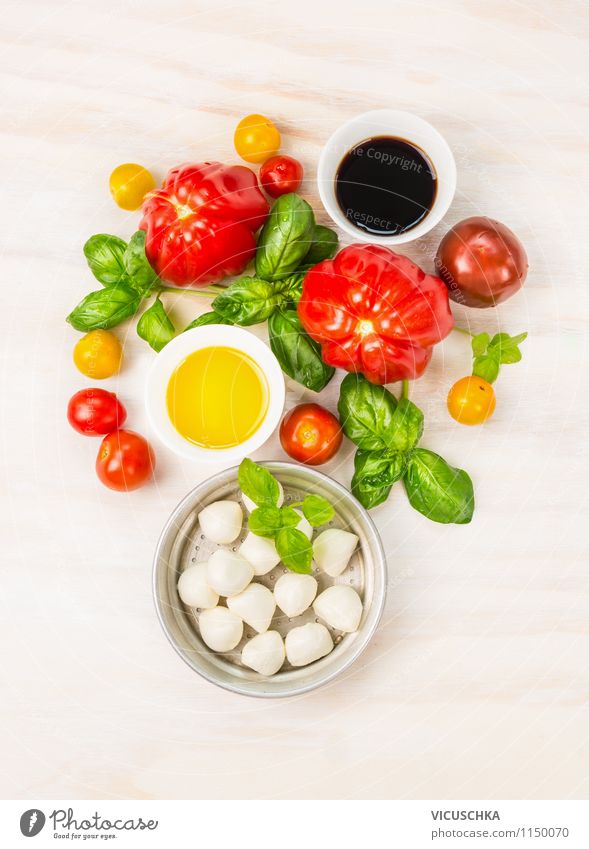 Tomaten, Mozzarella, Öl, Balsamico Essig und Basilikum Lebensmittel Käse Gemüse Salat Salatbeilage Kräuter & Gewürze Ernährung Mittagessen Picknick Bioprodukte