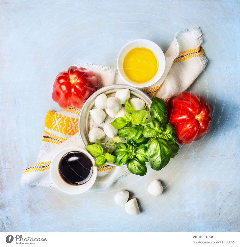 Tomaten und Mozzarella Salat machen - Zutaten Lebensmittel Käse Milcherzeugnisse Gemüse Salatbeilage Kräuter & Gewürze Öl Ernährung Mittagessen Bioprodukte