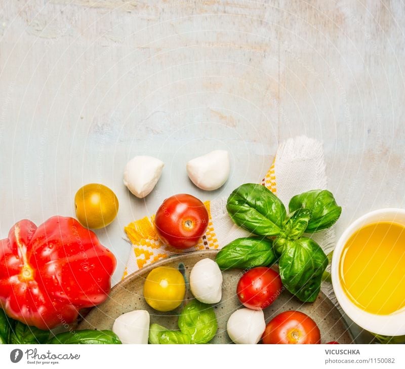 Salat mit Tomaten und Mozzarella machen Lebensmittel Käse Gemüse Salatbeilage Kräuter & Gewürze Öl Ernährung Mittagessen Bioprodukte Vegetarische Ernährung Diät